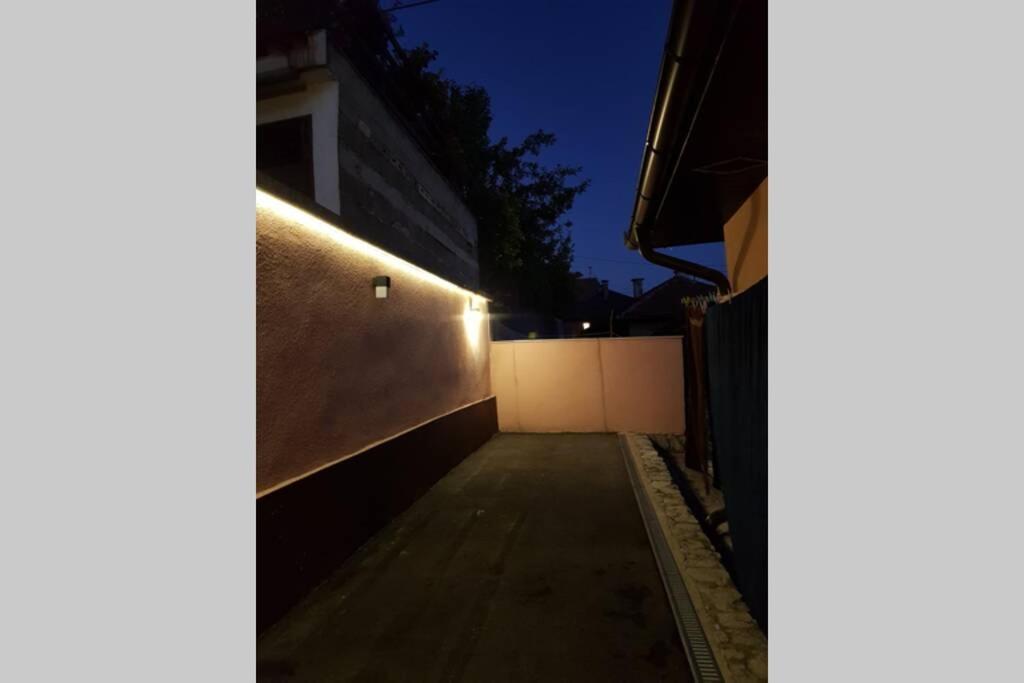 Apartman Sa Garazom I Internetom SJJ Exterior foto