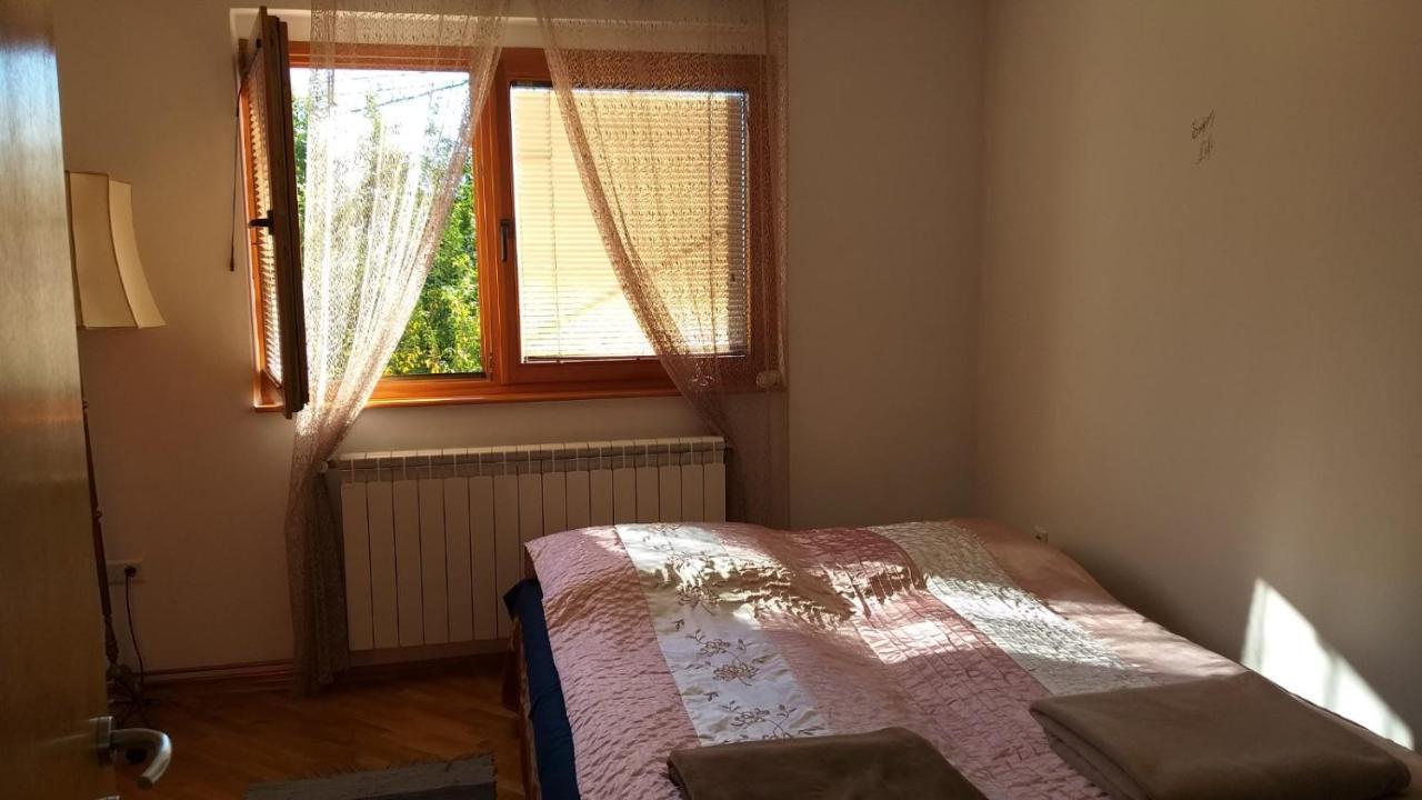 Apartman Sa Garazom I Internetom SJJ Exterior foto